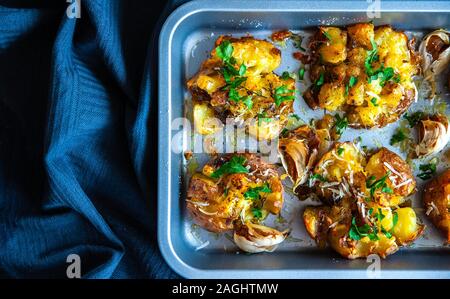 Ansicht von oben auf die gebratenen und gebackenen Kartoffeln im Ofen Fach Stockfoto