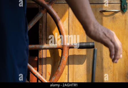 Holz- Boot Kapitän steht vor dem Lenkrad eines alten Schiffes, China Stockfoto