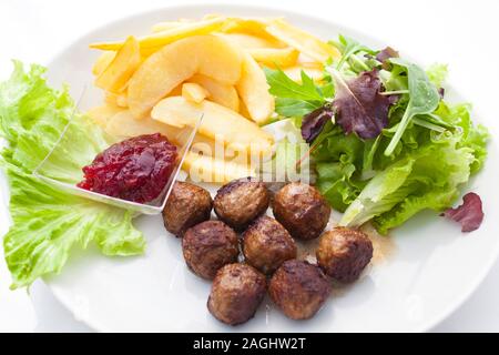 Frikadellen auf einem Teller mit Pommes, Salat und Rote Rüben in eine Schüssel geben. Stockfoto