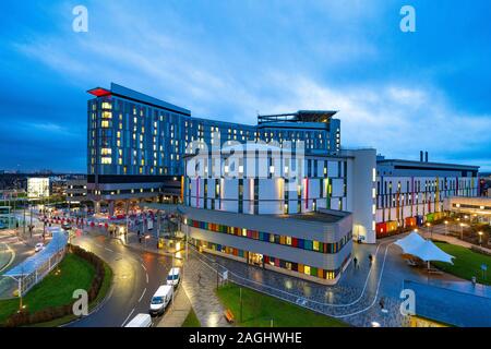 Ansicht des umstrittenen neuen super Krankenhaus die Queen Elizabeth University Hospital (QEUH) und Royal Hospital für Kinder in Glasgow, Schottland, Großbritannien Stockfoto