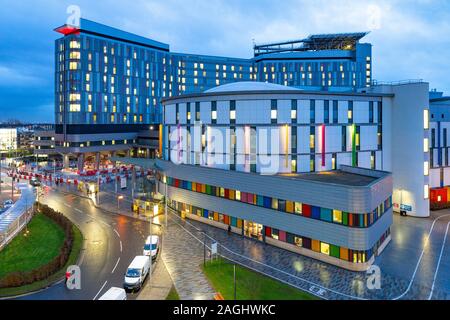 Ansicht des umstrittenen neuen super Krankenhaus die Queen Elizabeth University Hospital (QEUH) und Royal Hospital für Kinder in Glasgow, Schottland, Großbritannien Stockfoto