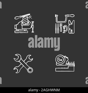 Construction Tools chalk Symbole gesetzt. Schraubstock mit Metallfeile, Juwelier sah, gekreuzten Schlüssel, m. Isolierte vektor Tafel Abbildungen Stock Vektor