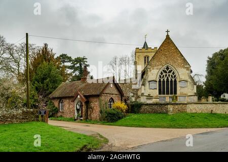 Die Kirche des hl. Andreas und der hl. Maria im Grantchester, wie in der TV-Serie Grantchester. Stockfoto