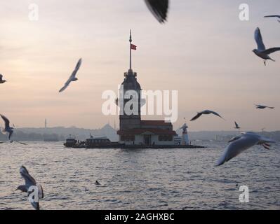 Der Jungfrauenturm (Türkisch: Kız Kulesi), auch bekannt als Leander's Turm (Turm von Leandros). Diese niedliche Tower ist ein historisches Symbol von Istanbul. Stockfoto