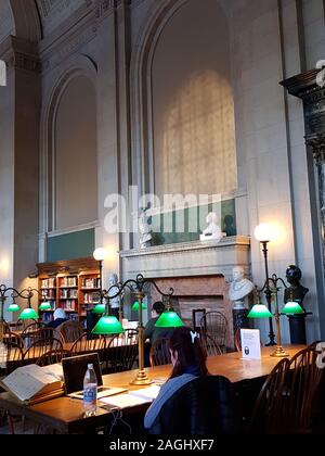 USA, Boston - Januar 2018 - Boston Public Library - Bates Lesesaal, erste Wohltäter, besetzen die gesamte vordere Hälfte des zweiten Stock, wo l Stockfoto