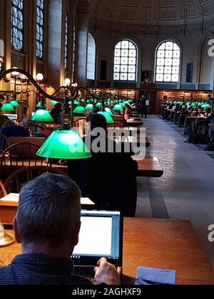 USA, Boston - Januar 2018 - Boston Public Library - Bates Lesesaal, erste Wohltäter, besetzen die gesamte vordere Hälfte des zweiten Stock, wo l Stockfoto