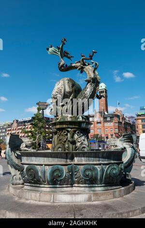 Springbrunnen in der Rathausplatz in Kopenhagen, Dänemark. Stockfoto