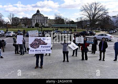 Washington, District of Columbia, USA. 18 Dez, 2019. Die Demonstranten stand auf der Basis der Vereinigten Staaten Haus Schritte auf dem Gelände der US Capitol in Washington, DC am Mittwoch, Dezember 18, 2019 Credit: Ron Sachs/CNP/ZUMA Draht/Alamy leben Nachrichten Stockfoto