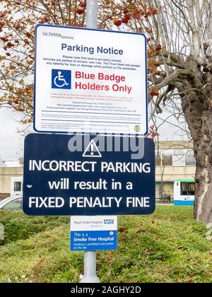 Parkplatz Hinweis auf dem Gelände des Royal United Hospital in Badewanne Warnung vor falschen Gebrauch oder Missbrauch von Parkplatz Stockfoto