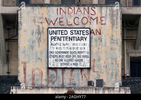 Indische Graffiti von 1969-1971 restauriert und ein Warnschild in Alcatraz Gefängnis in San Francisco, Vereinigte Staaten von Amerika Stockfoto