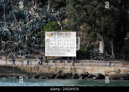 Warnschild auf Alcatraz Gefängnis Insel direkt am Meer in San Francisco, Vereinigte Staaten von Amerika Stockfoto