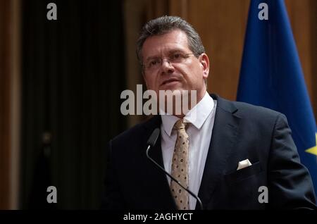 Berlin, Deutschland. 19 Dez, 2019. Maro · · ef · Ovi ·, Vizepräsident der EU-Kommission, spricht bei einer Pressekonferenz im Ministerium für Wirtschaft nach Verhandlungen zwischen Russland und der Ukraine von der EU und Deutschland vermittelt. Russland und die Ukraine haben eine grundsätzliche Einigung über eine neue Gas transit Vertrag erreicht. Credit: Paul Zinken/dpa/Alamy leben Nachrichten Stockfoto