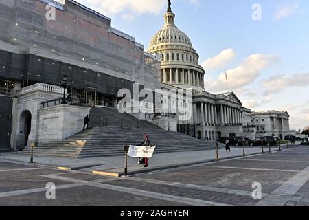 Washington, Vereinigte Staaten von Amerika. 18 Dez, 2019. Bruce Benua von Ohio Proteste außerhalb der USA Repräsentantenhaus Eingang des US Capitol in Washington, DC am Mittwoch, 18. Dezember 2019. Quelle: Ron Sachs/CNP | Verwendung der weltweiten Kredit: dpa/Alamy leben Nachrichten Stockfoto