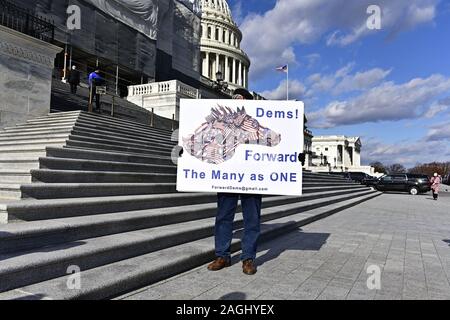 Washington, Vereinigte Staaten von Amerika. 18 Dez, 2019. Stephen Parlato von Boulder, Colorado hält ein Schild vor der Schritte, die in die Vereinigten Staaten Haus Kammer am US Capitol führenden als die Amtsenthebung Debatte ist auf der Innenseite in Washington, DC am Mittwoch, 18. Dezember 2019. Quelle: Ron Sachs/CNP (Einschränkung: Keine New York oder New Jersey Zeitungen oder Zeitschriften innerhalb eines 75-Meilen-Radius von New York City) | Verwendung der weltweiten Kredit: dpa/Alamy leben Nachrichten Stockfoto