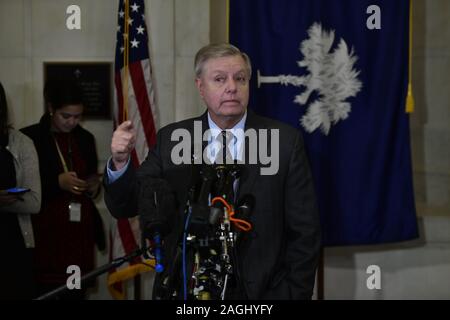 Dezember 18, 2019, Washington, District of Columbia, USA: United States Senator Lindsey Graham (Republikaner von South Carolina), Vorsitzender des Justizausschusses des US-Senats, trifft Reporter außerhalb seiner Capitol Hill Büro das Amtsenthebungsverfahren zu besprechen, die neuesten Nachrichten auf der FISA-Prozess und seine Pläne für den Ausschuss im Jahr 2020 zu diskutieren (Bild: © Ron Sachs/CNP über ZUMA Draht) Stockfoto