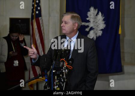 Dezember 18, 2019, Washington, District of Columbia, USA: United States Senator Lindsey Graham (Republikaner von South Carolina), Vorsitzender des Justizausschusses des US-Senats, trifft Reporter außerhalb seiner Capitol Hill Büro das Amtsenthebungsverfahren zu besprechen, die neuesten Nachrichten auf der FISA-Prozess und seine Pläne für den Ausschuss im Jahr 2020 zu diskutieren (Bild: © Ron Sachs/CNP über ZUMA Draht) Stockfoto