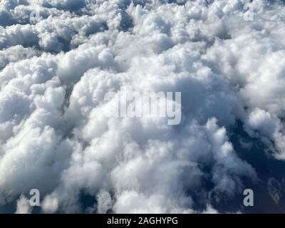 Flug von oben über Wolken mit dem Flugzeug Stockfoto
