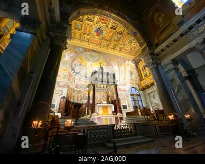 Basiliek in Rom mit Kunstdecke Stockfoto