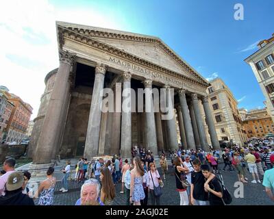 Der Pantheon-Tempel in Rom, Italien, mit dem Loch in der Decke Stockfoto