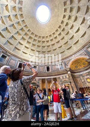 Der Pantheon-Tempel in Rom, Italien, mit dem Loch in der Decke Stockfoto