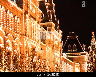 Leuchtenden Lampen auf der Fassade von GUM festlichen Hintergrund. Weihnachtsbeleuchtung und Dekoration von Weihnachten und Neujahr in Moskau, Russland. Rot Stockfoto