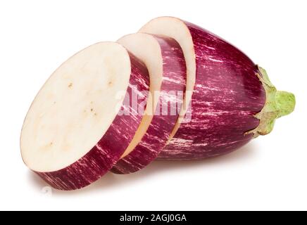 Auberginen in Scheiben geschnitten Marmor Pfad isoliert auf weißem Stockfoto