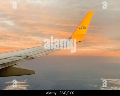 Flug von oben über Wolken mit dem Flugzeug Stockfoto