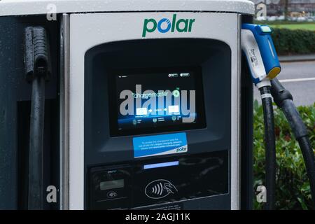 BP Polar Chargemaster Elektroauto-Ladepunkt in Betws y Coed North Wales einer der wenigen Ladepunkte in Nordwales Stockfoto