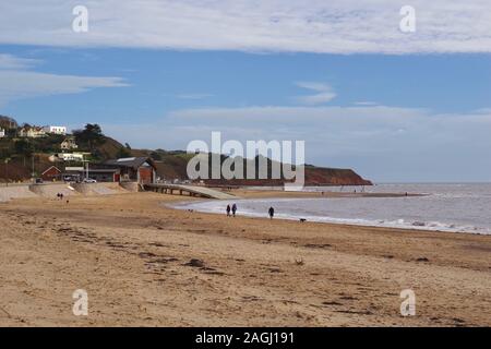 RNLI Exmouth Rettungsboot Station entlang der Strandpromenade an einem Wintertag. Devon, UK. Stockfoto