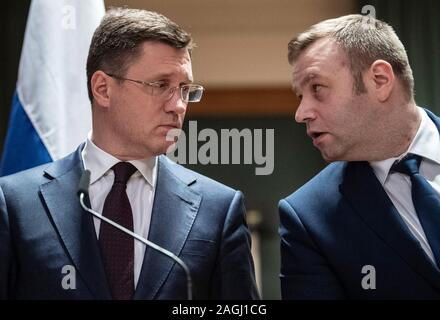 Berlin, Deutschland. 19 Dez, 2019. Alexander Nowak (l), Minister für Energie Russlands, Alexej Orschel, Minister für Energie der Ukraine, sprechen im Ministerium für Wirtschaft während einer Pressekonferenz nach den Verhandlungen zwischen Russland und der Ukraine von der EU und Deutschland vermittelt. Russland und die Ukraine haben eine grundsätzliche Einigung über eine neue Gas transit Vertrag erreicht. Credit: Paul Zinken/dpa/Alamy leben Nachrichten Stockfoto