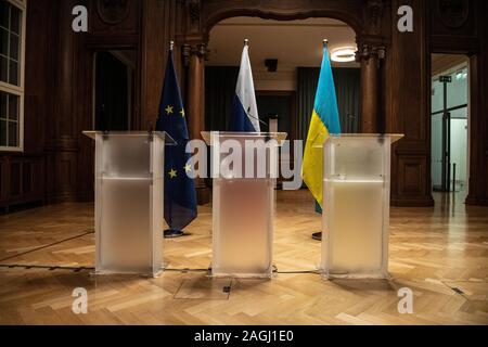 Berlin, Deutschland. 19 Dez, 2019. Die Fahnen der EU (L-R), Russlands und der Ukraine, sind an den Schreibtischen im Ministerium für Wirtschaft vor einer Pressekonferenz nach den Verhandlungen zwischen Russland und der Ukraine von der EU und Deutschland vermittelt. Russland und die Ukraine haben eine grundsätzliche Einigung über eine neue Gas transit Vertrag erreicht. Credit: Paul Zinken/dpa/Alamy leben Nachrichten Stockfoto