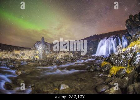 Aurora Borealis (Nordlicht) tanzen über Island. Stockfoto