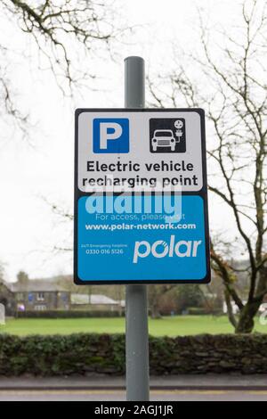 Die vom BP Chargemaster Polar Network in Betws y Coed betriebene Ladestelle für Elektrofahrzeuge war eine der wenigen Ladestellen in Nordwales Stockfoto