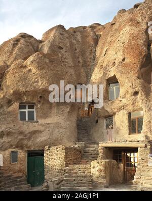 Kandovan ist ein altes Dorf mit Häusern, die in den Berg Stockfoto