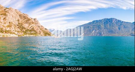 Panorama der wunderschönen Gardasee, Lombardei, Italien von hohen Bergen der Dolomiten umgeben. Boote und Yacht schwimmen auf dem See. Verschiedene Hotels und Pr Stockfoto