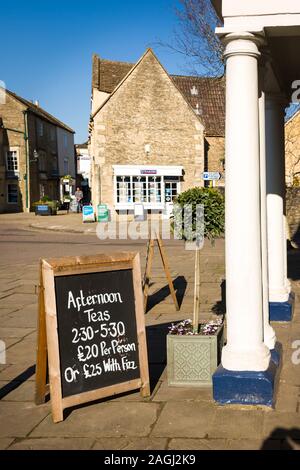 Nicht ihrem normalen Tee Shop. Zeichen außerhalb des Methuen Arms Hotel in Corsham Wiltshire England Großbritannien Stockfoto