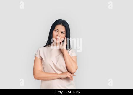 Freestyle. Asiatische Frau stehen auf weißen suchen Neben isolierten Betroffenen Stockfoto