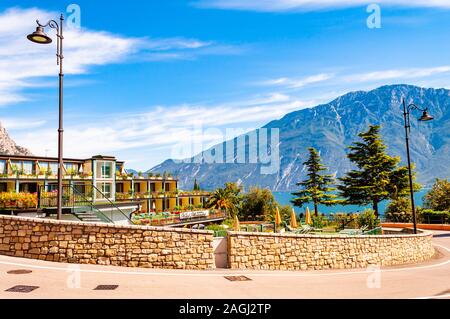 In Limone am Gardasee, Lombardei, Italien - 12 September 2019: gemütliche Stadt Straße von Limone Sul Garda mit wachsenden Bäumen, komfortable Hotels mit dem erstaunlichen G Stockfoto