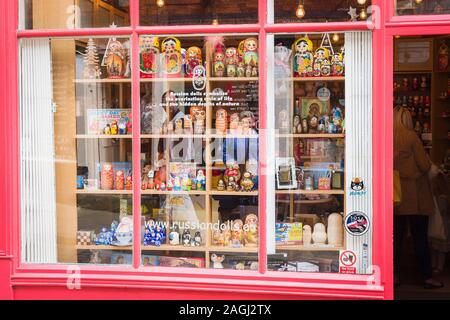 Ein Fenster angezeigt, in dem der Verschachtelung Puppen in einer russischen Puppe shop in Lincoln England Großbritannien Stockfoto