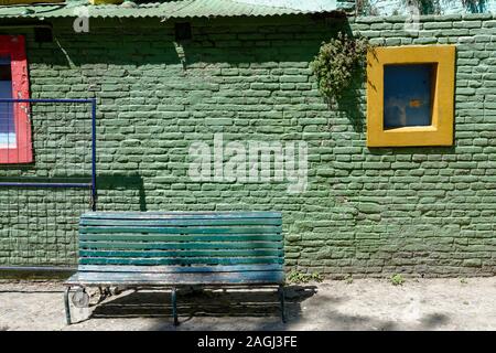 Malte Sitzbank, Wände und Fenster, eine Vielzahl von Farben in Caminito, Buenos Aires, Argentinien Stockfoto