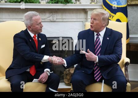 Washington, United States. 19 Dez, 2019. Präsident Donald J. Trumpf (R) schüttelt Hände mit repräsentativen Jeff Van Drew (L) von New Jersey am Tag nach dem US-Repräsentantenhaus angeklagt Trumpf, im Oval Office des Weißen Hauses in Washington, DC, USA, 19. Dezember 2019. Vertreter Jeff Van zog von New Jersey war einer von drei Demokraten, dass Parteiübergreifenden eine oder beide der Amtsenthebung Artikel im Repräsentantenhaus verabschiedet, zu widersetzen. Van Drew hat gesagt, daß er auf der Republikanischen Partei. Foto von Michael Reynolds/UPI Quelle: UPI/Alamy leben Nachrichten Stockfoto