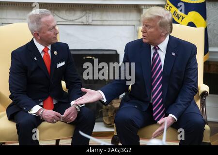 Washington, United States. 19 Dez, 2019. Präsident Donald J. Trumpf (R) schüttelt Hände mit repräsentativen Jeff Van Drew (L) von New Jersey am Tag nach dem US-Repräsentantenhaus angeklagt Trumpf, im Oval Office des Weißen Hauses in Washington, DC, USA, 19. Dezember 2019. Vertreter Jeff Van zog von New Jersey war einer von drei Demokraten, dass Parteiübergreifenden eine oder beide der Amtsenthebung Artikel im Repräsentantenhaus verabschiedet, zu widersetzen. Van Drew hat gesagt, daß er auf der Republikanischen Partei. Foto von Michael Reynolds/UPI Quelle: UPI/Alamy leben Nachrichten Stockfoto