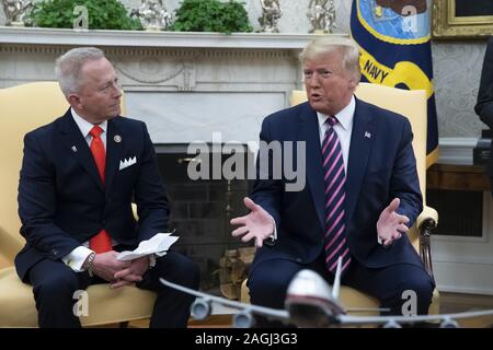 Washington, United States. 19 Dez, 2019. Präsident Donald J. Trumpf (R) schüttelt Hände mit repräsentativen Jeff Van Drew (L) von New Jersey am Tag nach dem US-Repräsentantenhaus angeklagt Trumpf, im Oval Office des Weißen Hauses in Washington, DC, USA, 19. Dezember 2019. Vertreter Jeff Van zog von New Jersey war einer von drei Demokraten, dass Parteiübergreifenden eine oder beide der Amtsenthebung Artikel im Repräsentantenhaus verabschiedet, zu widersetzen. Van Drew hat gesagt, daß er auf der Republikanischen Partei. Foto von Michael Reynolds/UPI Quelle: UPI/Alamy leben Nachrichten Stockfoto