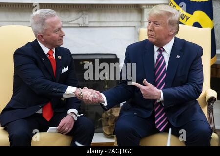 Washington, United States. 19 Dez, 2019. Präsident Donald J. Trumpf (R) schüttelt Hände mit repräsentativen Jeff Van Drew (L) von New Jersey am Tag nach dem US-Repräsentantenhaus angeklagt Trumpf, im Oval Office des Weißen Hauses in Washington, DC, USA, 19. Dezember 2019. Vertreter Jeff Van zog von New Jersey war einer von drei Demokraten, dass Parteiübergreifenden eine oder beide der Amtsenthebung Artikel im Repräsentantenhaus verabschiedet, zu widersetzen. Van Drew hat gesagt, daß er auf der Republikanischen Partei. Foto von Michael Reynolds/UPI Quelle: UPI/Alamy leben Nachrichten Stockfoto