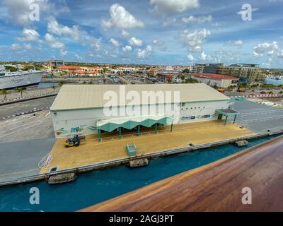 Aruba -11/2/19: Die Ansicht von einer Kreuzfahrt Schiff in den Hafen von Aruba. Stockfoto