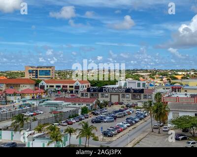 Aruba -11/2/19: Der Blick auf die Einkaufsviertel und Diamonds International von einer Kreuzfahrt Schiff in den Hafen von Aruba. Stockfoto