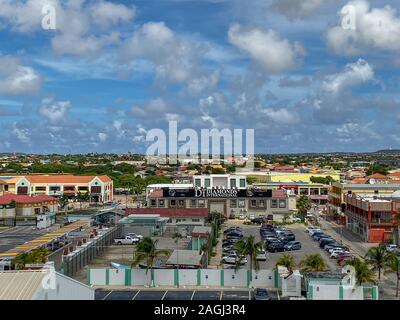 Aruba -11/2/19: Der Blick auf die Einkaufsviertel und Diamonds International von einer Kreuzfahrt Schiff in den Hafen von Aruba. Stockfoto