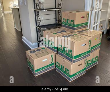 Orlando, FL/USA-11/11/19: Ein echtes Leben Umzugskisten gepackt und bereit für die Movers, um Sie zu Ihrem neuen Haus zu nehmen. Stockfoto