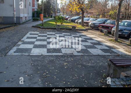 Schachbrett auf der Straße ohne Schachfiguren in Kragujevac Stockfoto
