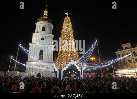 Kiew, Ukraine. 19 Dez, 2019. Die ukrainer besuchen Zeremonie der Beleuchtung der Weihnachtsbaum der Ukraine an der Hagia Sophia in Kiew, Ukraine, am 19. Dezember 2019. Die wichtigsten Weihnachtsbaum der Ukraine von 26 Metern verfügt über Tausend Christbaumschmuck. Die wichtigsten Weihnachtsbaum mehr als 20 Meter hoch ist, mit 1000 Spielzeug und ca. 4 km von bunten Lichtgirlanden geschmückt, nach Medien. Credit: Serg Glovny/ZUMA Draht/Alamy leben Nachrichten Stockfoto